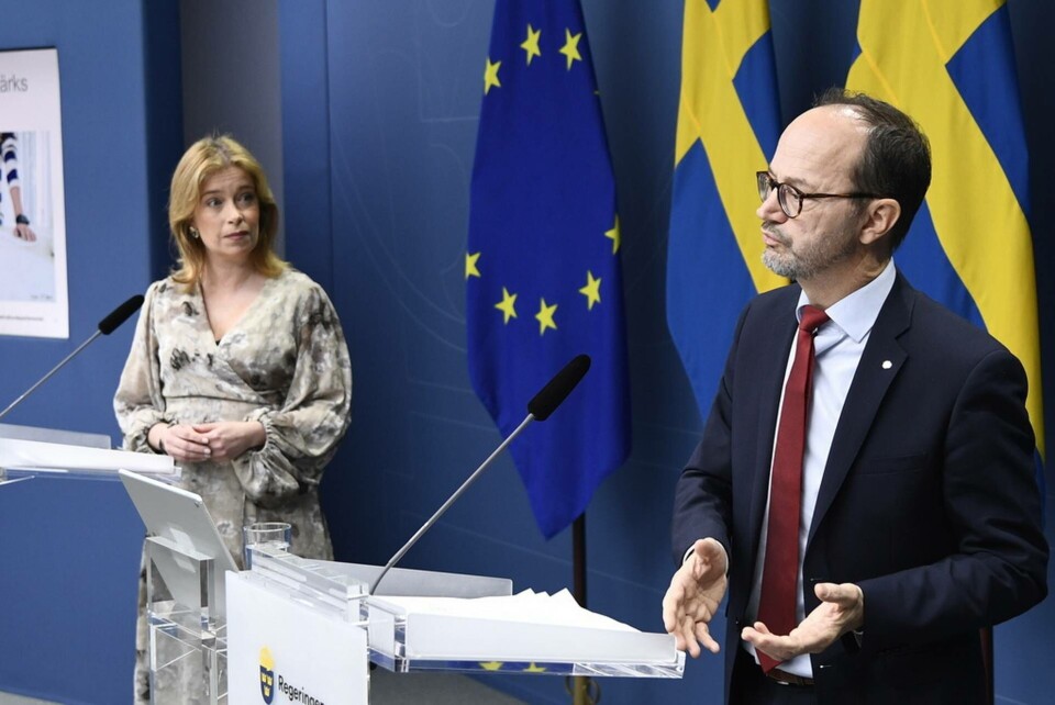 Klimat- och miljöminister Annika Strandhäll och infrastrukturminister Tomas Eneroth presenterar nyheter ur regeringens vårändringsbudget. Foto: Lars Schröder/TT Klimat- och miljöminister Annika Strandhäll och infrastrukturminister Tomas Eneroth presenterar nyheter ur regeringens vårändringsbudget. Foto: Lars Schröder/TT