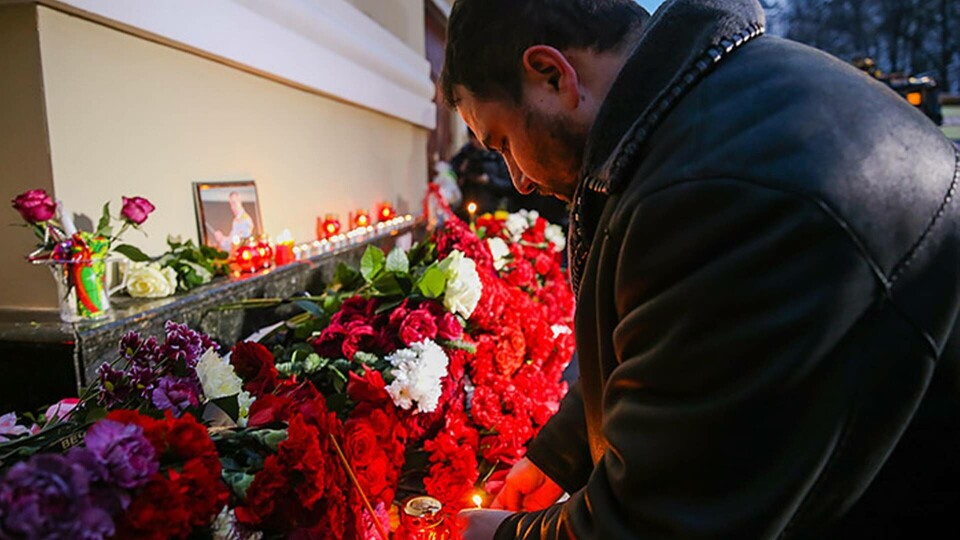 En man sörjer vid en minnesplats vid Alexandrov Hall, där Röda Arméns kör brukade öva. Medlemmar i kören fanns med bland de omkomna när det ryska planet störtade. Foto: Victor Vytolskiy / Alamy En man sörjer vid en minnesplats vid Alexandrov Hall, där Röda Arméns kör brukade öva. Medlemmar i kören fanns med bland de omkomna när det ryska planet störtade. Foto: Victor Vytolskiy / Alamy