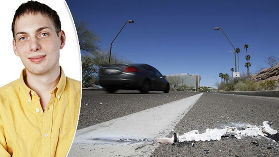 En bil kör förbi olycksplatsen där en kvinna dog efter att ha blivit påkörd av en självkörande Volvo. Till vänster: Ny Tekniks reporter Simon Campanello. Foto: TT / AP Photo / Chris Carlson, Jörgen Appelgren En bil kör förbi olycksplatsen där en kvinna dog efter att ha blivit påkörd av en självkörande Volvo. Till vänster: Ny Tekniks reporter Simon Campanello. Foto: TT / AP Photo / Chris Carlson, Jörgen Appelgren