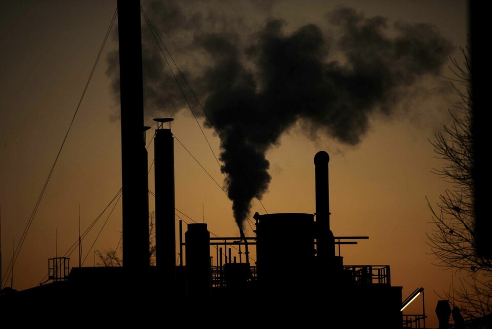 Rök bolmar upp från en fabrik. Arkivbild. Foto: Luca Bruno/AP/TT