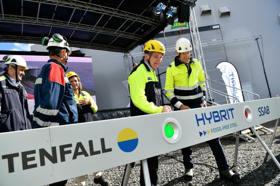 Statsminister Stefan Löfven SSAB vd Martin Lindqvist och LKAB vd Jan Moström startar SSAB:s Hybrit:s nya pilotanläggning för framställning av fossilfri järnsvamp. Foto: Henrik Montgomery/TT Statsminister Stefan Löfven SSAB vd Martin Lindqvist och LKAB vd Jan Moström startar SSAB:s Hybrit:s nya pilotanläggning för framställning av fossilfri järnsvamp. Foto: Henrik Montgomery/TT