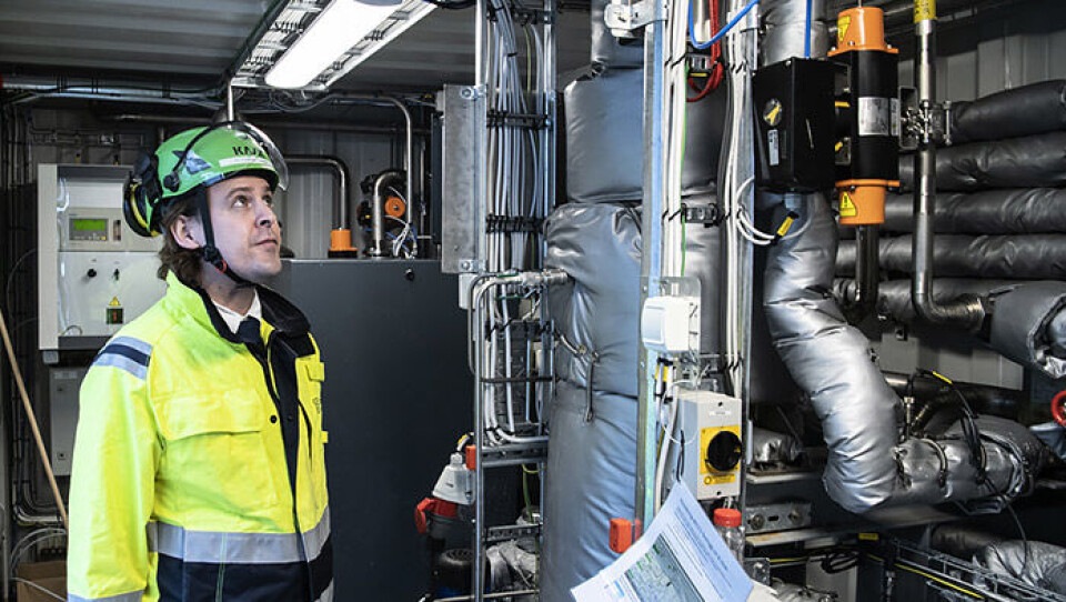 Fabian Levihn, forskningschef på Stockholm Exergi inne i testanläggningen som kan avskilja 700 kilogram koldioxid om dagen. Men fullt utbyggd fångar den in lika mycket koldioxid som all Stockholms biltrafik släpper ut, och mer än inrikesflygandet årligen orsakar. Foto: Anders Wiklund/TT Fabian Levihn, forskningschef på Stockholm Exergi inne i testanläggningen som kan avskilja 700 kilogram koldioxid om dagen. Men fullt utbyggd fångar den in lika mycket koldioxid som all Stockholms biltrafik släpper ut, och mer än inrikesflygandet årligen orsakar. Foto: Anders Wiklund/TT