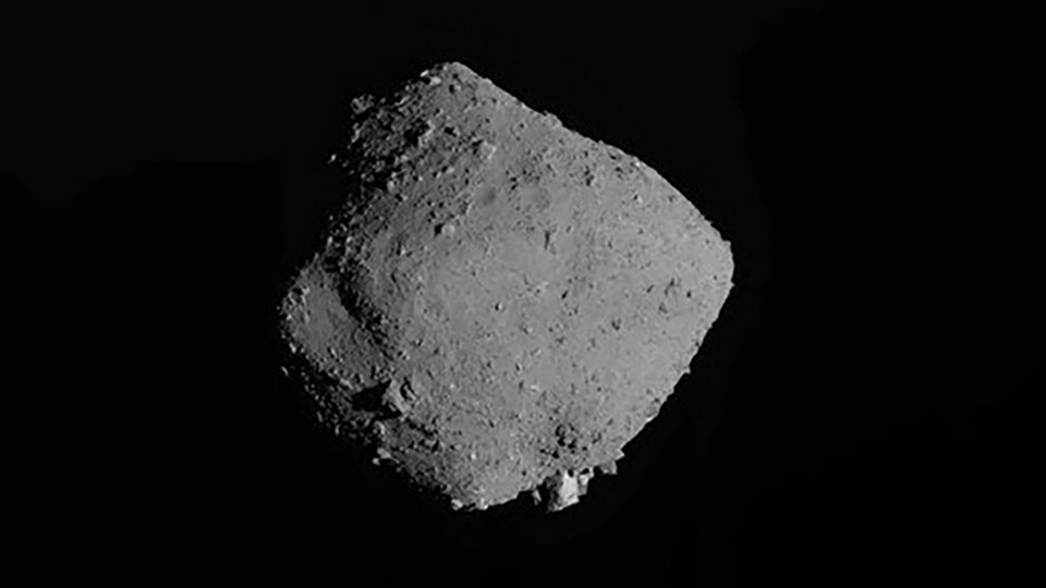 Bilden visar asteroiden Ryugu. Bilden har tagits av den japanska rymdsonden Hayabusa-2, som har tagit hem prover från asteroiden för analys. Foto: Jaxa via AP