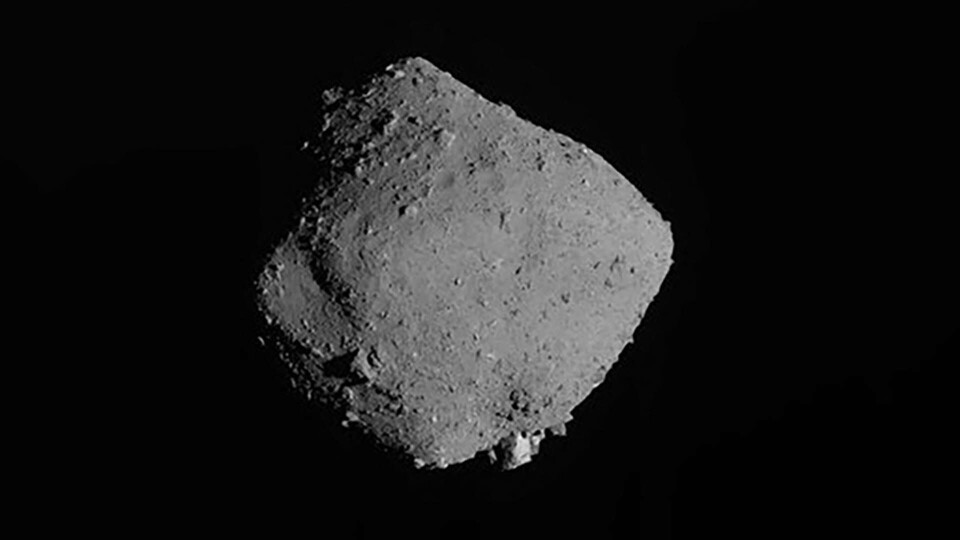 Bilden visar asteroiden Ryugu. Bilden har tagits av den japanska rymdsonden Hayabusa-2, som har tagit hem prover från asteroiden för analys. Foto: Jaxa via AP Bilden visar asteroiden Ryugu. Bilden har tagits av den japanska rymdsonden Hayabusa-2, som har tagit hem prover från asteroiden för analys. Foto: Jaxa via AP