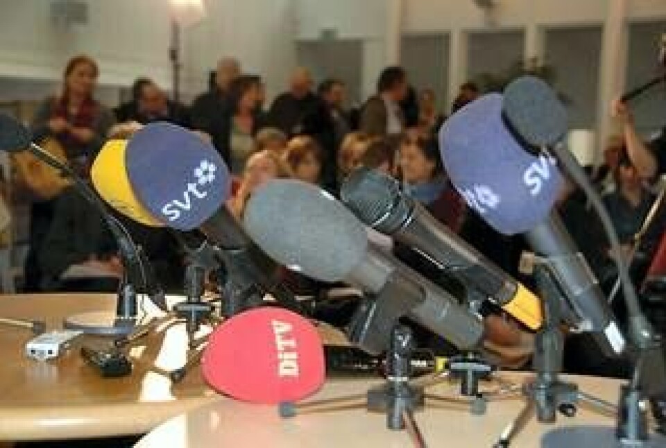 Över femtio reportrar, filmare och fotografer fyllde presskonferensen i finansdepartementets bibliotek på torsdagen. Foto: Lars Anders Karlberg
