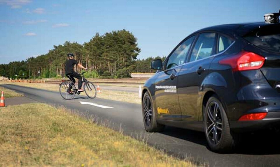 Med en kombination av radar och kamerasensorer ska oskyddade trafikanter upptäckas på långt håll för att i nödfall bromsa bilen automatiskt. Foto: Continental Med en kombination av radar och kamerasensorer ska oskyddade trafikanter upptäckas på långt håll för att i nödfall bromsa bilen automatiskt. Foto: Continental