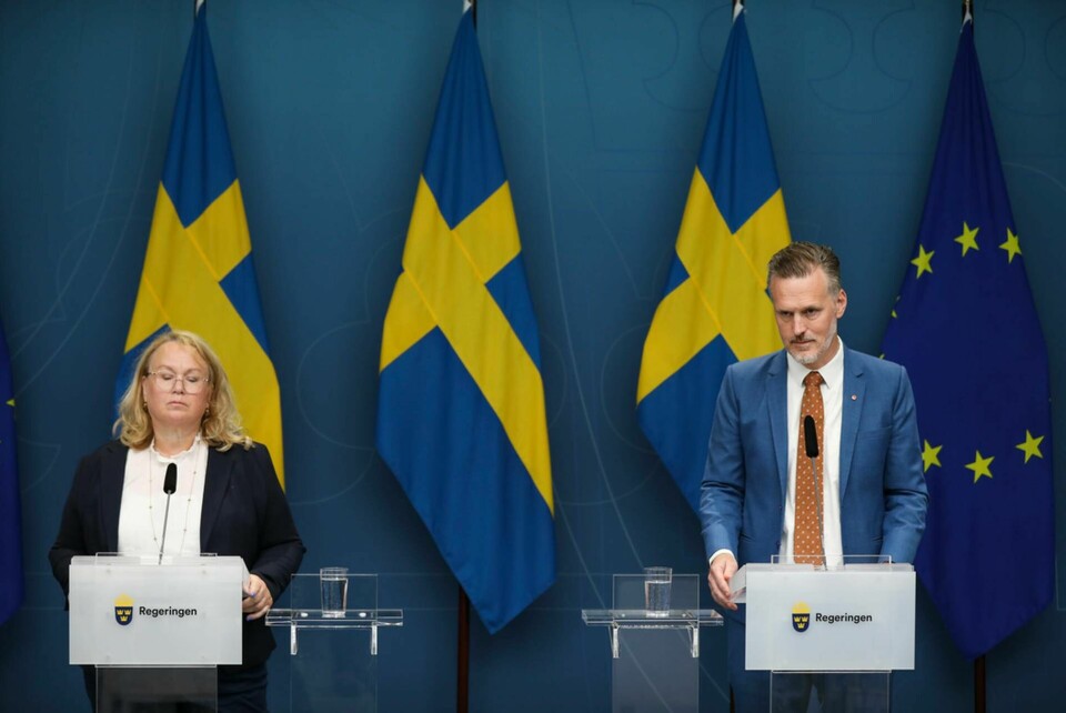 Finansmarknadsminister Max Elger (S) och Therese Naess, chef för nationellt cybersäkerhetscenter, presenterade vid en pressträff åtgärder för att stärka Sveriges digitala motståndskraft. Foto: Ali Lorestani/TT