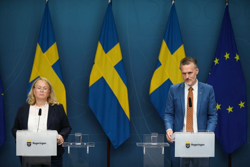 Finansmarknadsminister Max Elger (S) och Therese Naess, chef för nationellt cybersäkerhetscenter, presenterade vid en pressträff åtgärder för att stärka Sveriges digitala motståndskraft. Foto: Ali Lorestani/TT Finansmarknadsminister Max Elger (S) och Therese Naess, chef för nationellt cybersäkerhetscenter, presenterade vid en pressträff åtgärder för att stärka Sveriges digitala motståndskraft. Foto: Ali Lorestani/TT