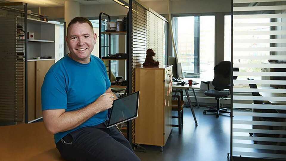 När Ted Grass inte arbetar utvecklar han spel. Där får han insikter som han sedan använder i sin yrkesroll. Foto: Christian Rhen När Ted Grass inte arbetar utvecklar han spel. Där får han insikter som han sedan använder i sin yrkesroll. Foto: Christian Rhen