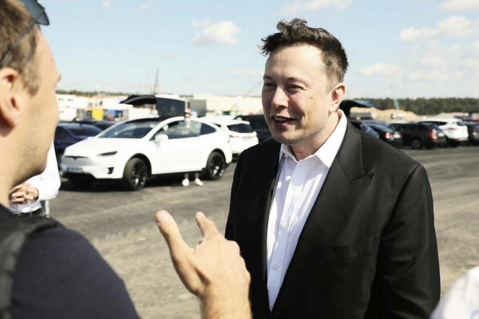Teslas vd Elon Musk, han tycks vara sugen på en mindre (och billigare) bilmodell. Foto: Sebastian Gabsch/Zuma Press/TT Teslas vd Elon Musk, han tycks vara sugen på en mindre (och billigare) bilmodell. Foto: Sebastian Gabsch/Zuma Press/TT