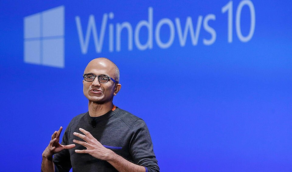 Microsofts vd Satya Nadella demonstrerar Windows 10. Foto: TT