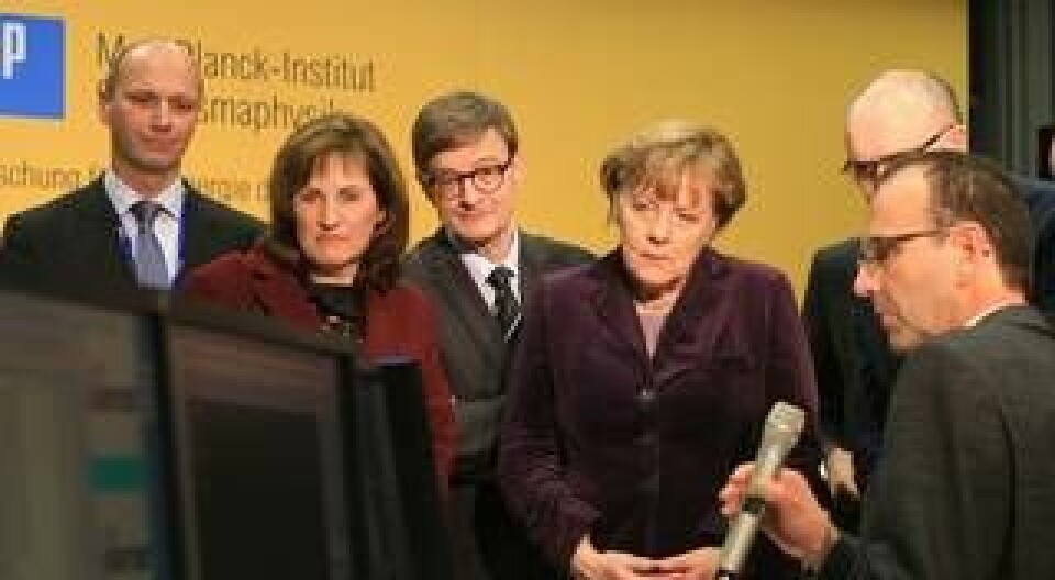 Angela Merkel vid första försöket med väteplasma i Wendelsteinreaktorn. Foto: IPP