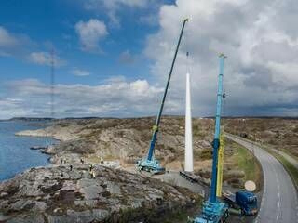 Modvions första vindkraftstorn lyfts på plats på Björkön i Göteborgs skärgård. Foto: Modvion