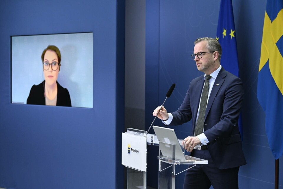 Socialminister Lena Hallengren (deltar via länk) och finansminister Mikael Damberg (S) presenterar nyheter ur regeringens vårändringsbudget vid en pressträff i Rosenbad. Foto: Jessica Gow/TT Socialminister Lena Hallengren (deltar via länk) och finansminister Mikael Damberg (S) presenterar nyheter ur regeringens vårändringsbudget vid en pressträff i Rosenbad. Foto: Jessica Gow/TT