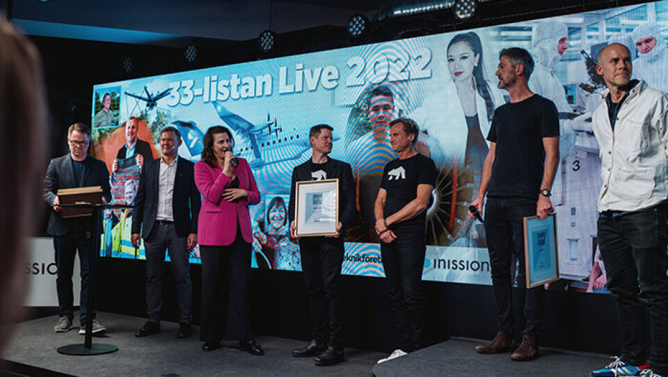 Vanja Samuelsson, vd för Qoitech, tar emot diplom på scenen på 33-listan Live, tillsammans med sina kolleger. På scen även Stilride. Foto: Tobias Ohls Vanja Samuelsson, vd för Qoitech, tar emot diplom på scenen på 33-listan Live, tillsammans med sina kolleger. På scen även Stilride. Foto: Tobias Ohls