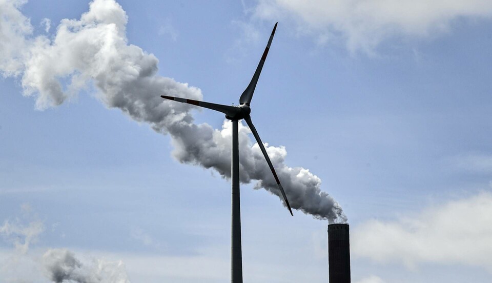 Hur måste energiproduktionen ställas om? Bild på en vindturbin och en kolkraftsskorsten i Gelsenkirchen tidigare i vår. Foto: Martin Meissner/AP/TT Hur måste energiproduktionen ställas om? Bild på en vindturbin och en kolkraftsskorsten i Gelsenkirchen tidigare i vår. Foto: Martin Meissner/AP/TT