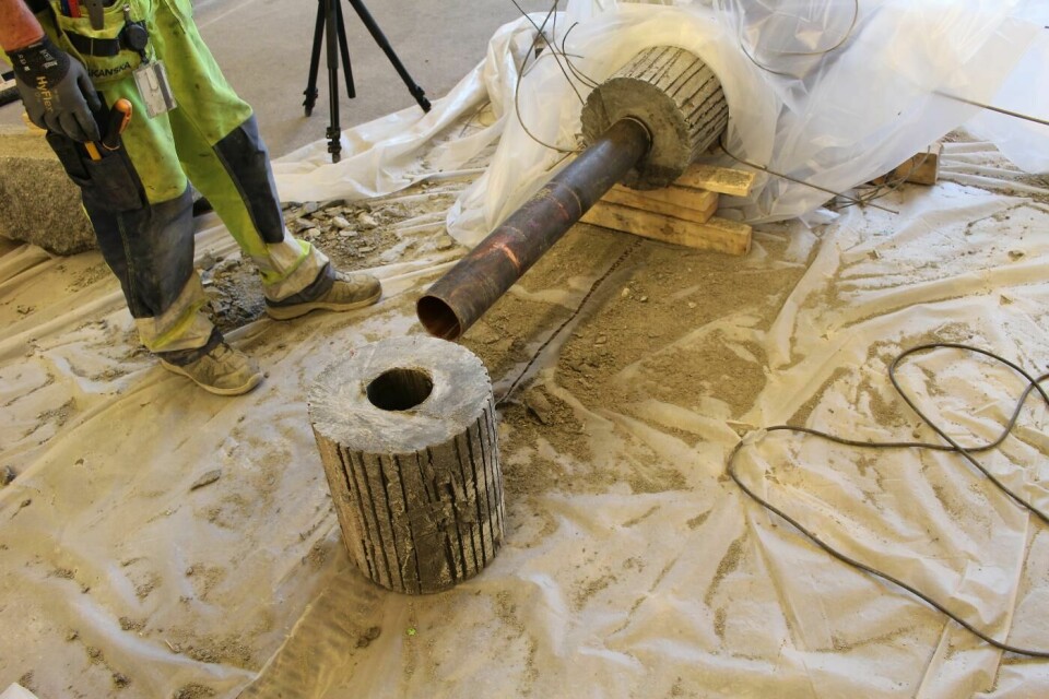 Bentonitleran svällde på grund av vattentillförseln och omslöt kopparröret. Foto: SKB
