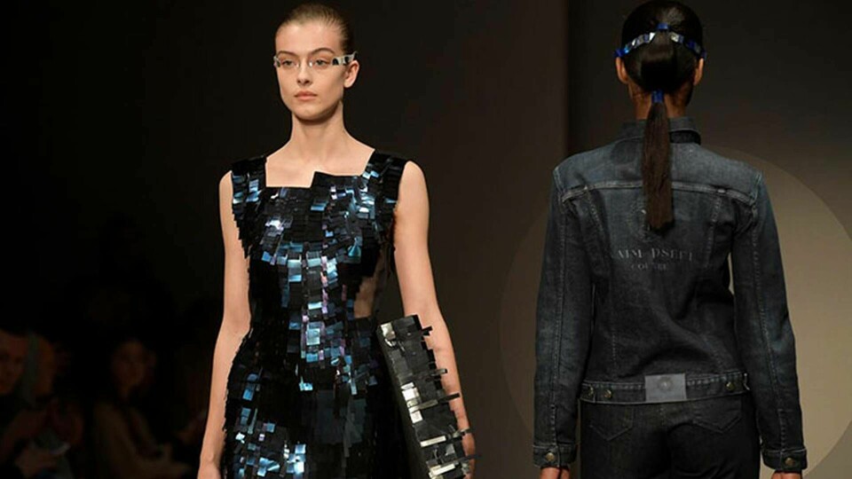 Klänningen av tunna stålflikar visades upp på Stockholms modevecka. Foto: Janerik Henriksson/TT