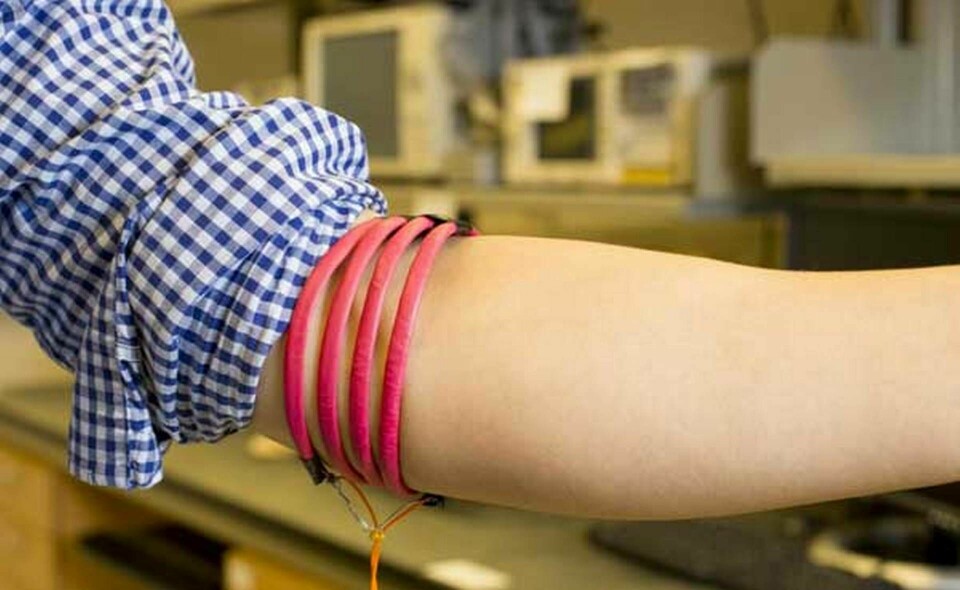 En spole placerad runt armen sänder signaler med magnetfält genom kroppen. Foto: Jacobs School of Engineering, UC San Diego
