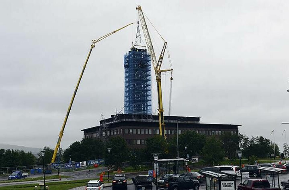Nu har nedmonteringen av klocktornet på Kiruna stadshus inletts. Foto: Kenneth Paulsson / TT