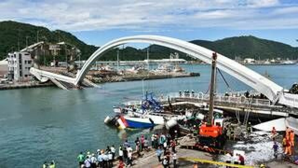 Bro har rasat i Taiwan. Flera personer uppges vara skadade. Foto: AP/TT