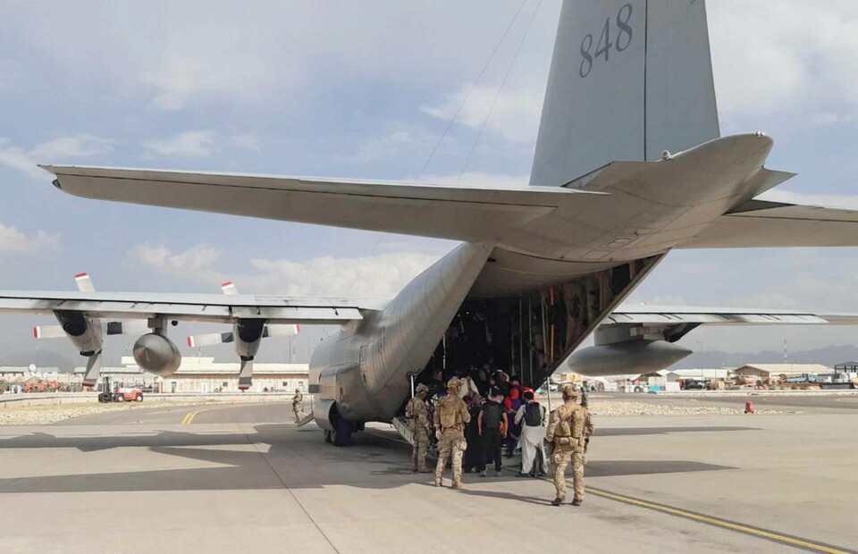 Svenska försvarsmaktens Hercules 848 evakuerar människor på Kabuls flygplats i augusti i år. Foto: Försvarsmakten/TT