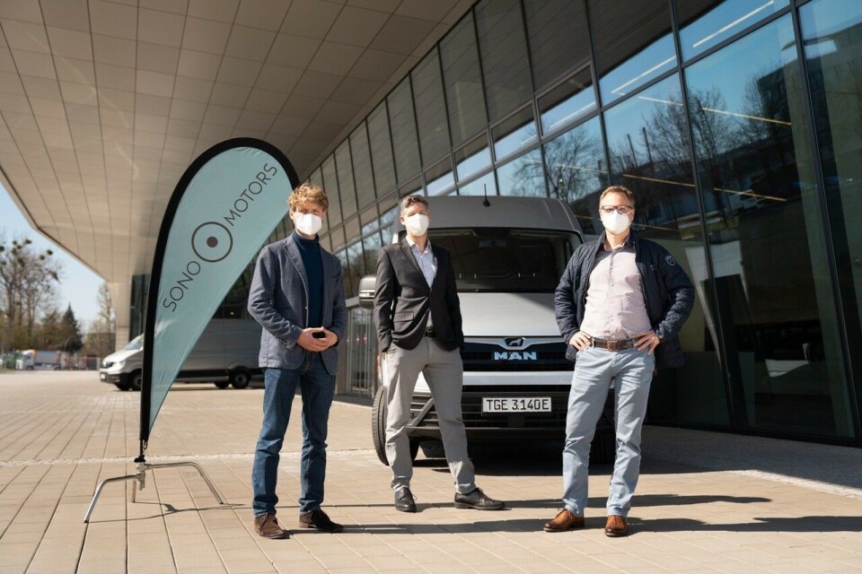 (Fr v): Jona Christians, grundare och vd för Sono Motors, Mathieu Baudrit, forskningsansvarig samt ansvarig för soflpanelsintegration vid Sono Motors samt Dennis Affeld, försäljningschef för skåpbilar och lätta lastbilar på MAN. Foto: MAN (Fr v): Jona Christians, grundare och vd för Sono Motors, Mathieu Baudrit, forskningsansvarig samt ansvarig för soflpanelsintegration vid Sono Motors samt Dennis Affeld, försäljningschef för skåpbilar och lätta lastbilar på MAN. Foto: MAN