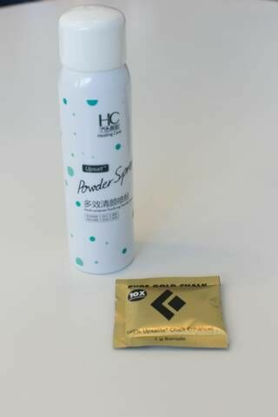 De första produkterna på marknaden med upsalite är en sprej som kan användas i ansiktet eller som torrschampo och ett klätterpulver. Foto: Ania Obminska