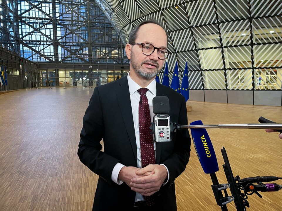 Infrastrukturminister Tomas Eneroth (S) på väg in till torsdagens transportministermöte i Bryssel. Foto: Wiktor Nummelin/TT Infrastrukturminister Tomas Eneroth (S) på väg in till torsdagens transportministermöte i Bryssel. Foto: Wiktor Nummelin/TT