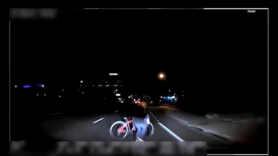 Polisens film visar förarens vy sekunderna innan dödskraschen. Foto: Tempe Police Department via AP / TT Polisens film visar förarens vy sekunderna innan dödskraschen. Foto: Tempe Police Department via AP / TT