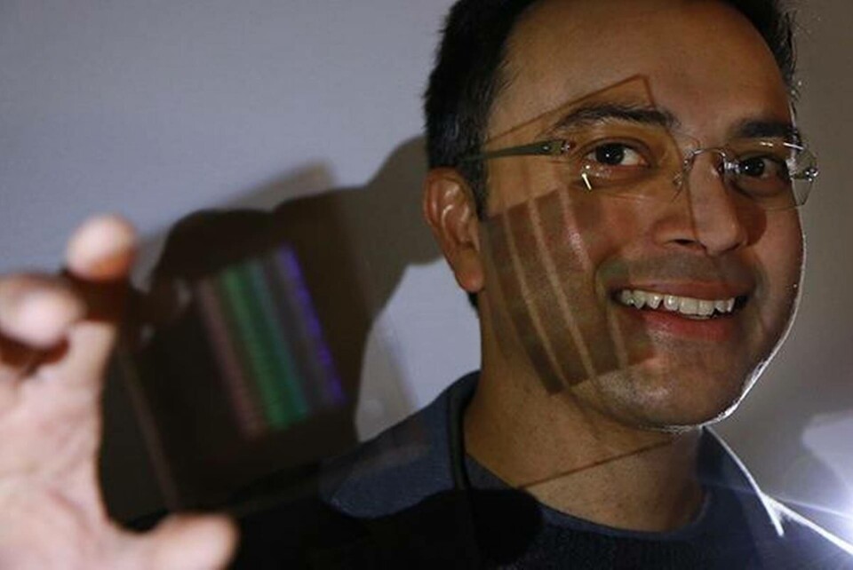 Professor Rajesh Menon med en prototyp av en tunn kameralins som utvecklats vid University of Utah. Foto: University of Utah Professor Rajesh Menon med en prototyp av en tunn kameralins som utvecklats vid University of Utah. Foto: University of Utah