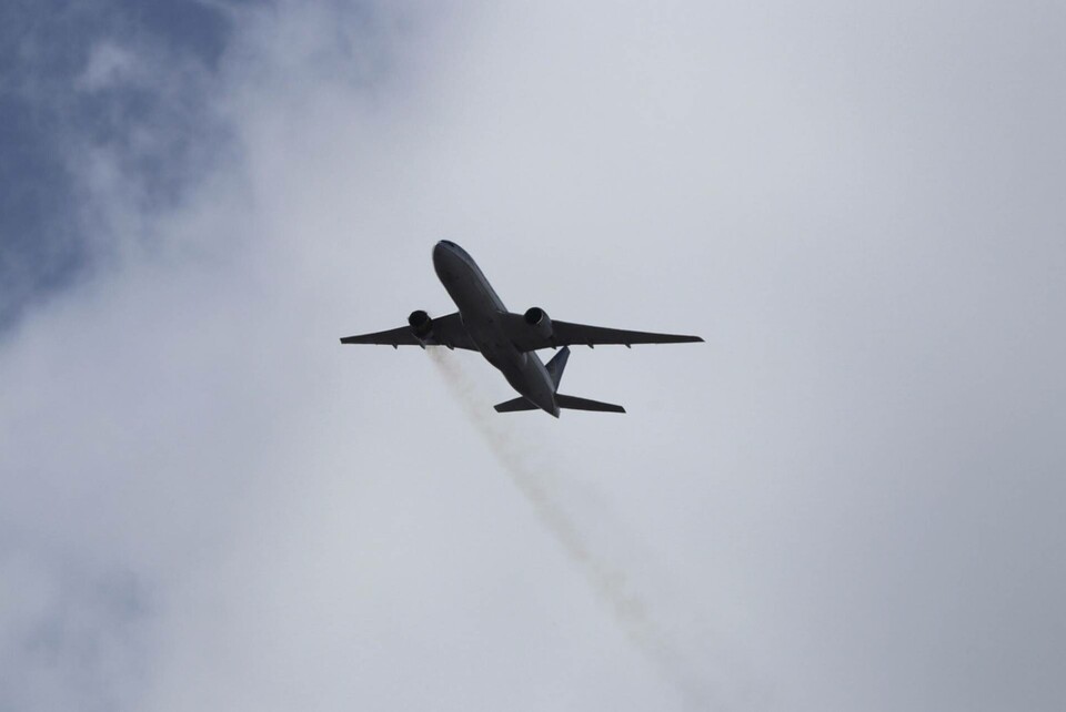 UA 328 drabbades av ett motorhaveri strax efter start, men kunde landa igen i säkerhet.
Foto: Hayden Smith/AP/TT UA 328 drabbades av ett motorhaveri strax efter start, men kunde landa igen i säkerhet.
Foto: Hayden Smith/AP/TT