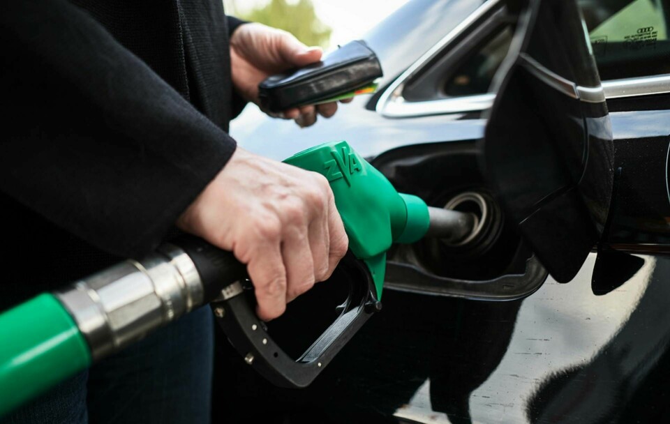 Första augusti byts den 95-oktaniga bensinen ut mot den nya standardbensinen E10. Det kan leda till dyrare bensinpris och att flera äldre bilar avråds att använda bensinen. Arkivbild.