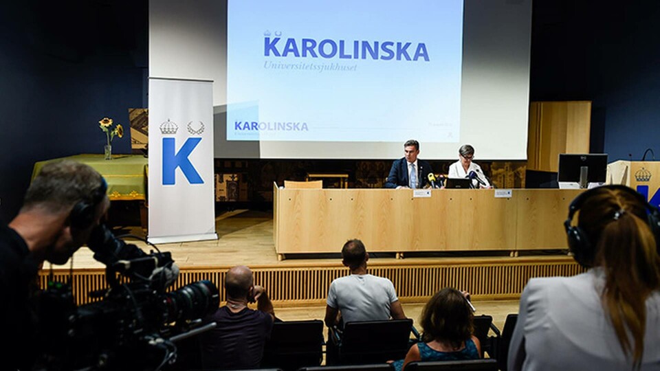 Melvin Samsom, sjukhusdirektör på Karolinska universitetssjukhuset, och Nina Nelson Follin, chefsläkare, svarar på resultatet av den utredning som gjorts kring överläkaren Paolo Macchiarinis verksamhet vid Karolinska universitetssjukhuset under en pressträff i Stockholm. Foto: Stina Stjernkvist / TT Melvin Samsom, sjukhusdirektör på Karolinska universitetssjukhuset, och Nina Nelson Follin, chefsläkare, svarar på resultatet av den utredning som gjorts kring överläkaren Paolo Macchiarinis verksamhet vid Karolinska universitetssjukhuset under en pressträff i Stockholm. Foto: Stina Stjernkvist / TT
