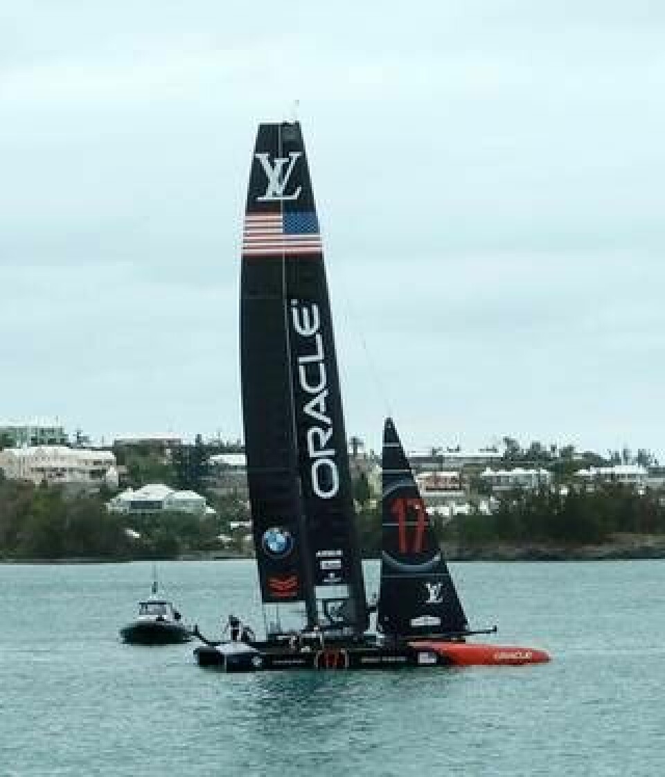 Oracle Racings tävlingsbåt med vingsegel. Foto: Sharon L