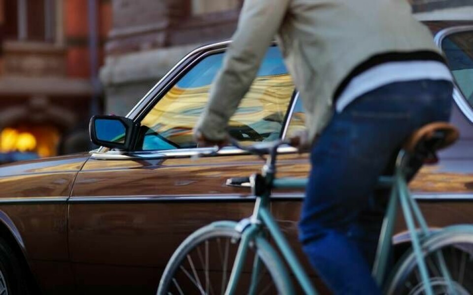 Lifestickern på backspegeln blinkar rött när cyklister närmar sig.Foto: Robin Aron.