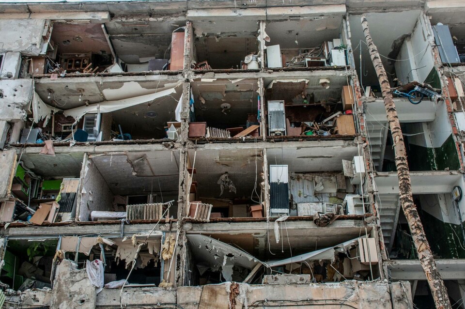 Ett bostadshus i Charkiv nordöstra Ukraina. Bild från i söndags. Foto: Andrew Marienko/AP/TT Ett bostadshus i Charkiv nordöstra Ukraina. Bild från i söndags. Foto: Andrew Marienko/AP/TT