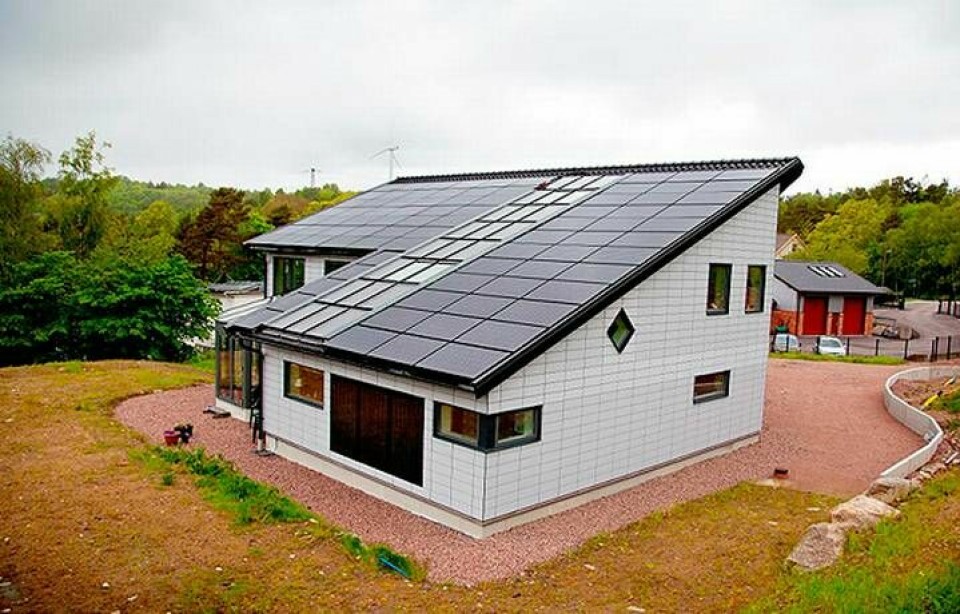 Solfångare och solceller både på taket och på fasaden ger energi. Foto: Jörgen Appelgren