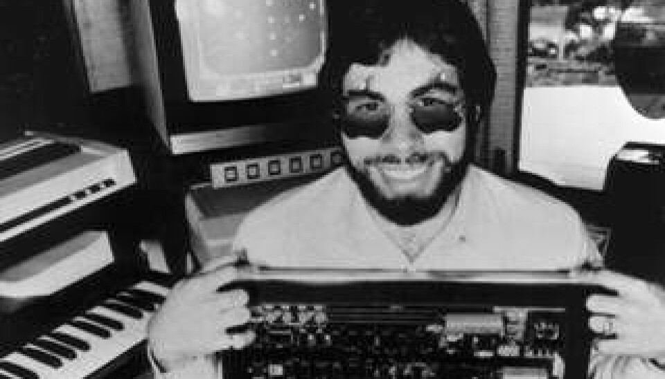 Steve Wozniak med sin skapelse Apple 1. Den första datorn som han och Steve Jobs konstruerade och byggde. Foto: woz.org