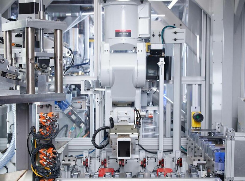 Apples återvinningsrobot Daisy kan montera isär nio olika modeller av Iphone-telefoner för att återvinna komponenter och material. Foto: Apple Apples återvinningsrobot Daisy kan montera isär nio olika modeller av Iphone-telefoner för att återvinna komponenter och material. Foto: Apple