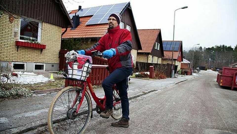 Jonas Nordströms gata i Uppsala kan vara den solcellstätaste i landet. 35 procent av husen har paneler på taket. Foto: Jörgen Appelgren