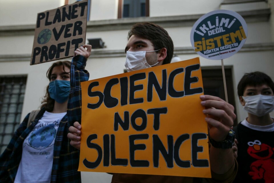 'Science not silence', står det på skylten som en demonstrant håller i under en demonstration som hölls i Istanbul i Turkiet i november förra året. Foto: Emrah Gurel/AP/TT