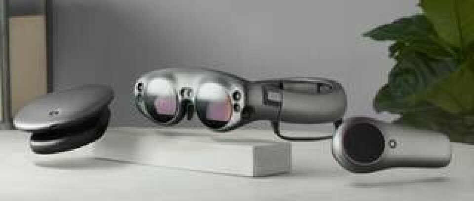 Utöver glasögonen ingår en liten puckformad dator man kan spänna fast i bältet, samt en handkontroll. Foto: Magic Leap