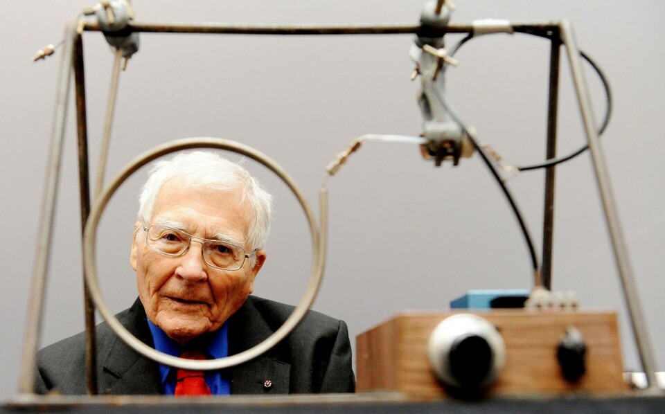 Vetenskapsmannen James Lovelock poserar med en av sina tidiga uppfinningar som används för att mäta gas och molekyler som finns i atmosfären. Arkivbild. Foto: Nicholas Ansell/AP/TT Vetenskapsmannen James Lovelock poserar med en av sina tidiga uppfinningar som används för att mäta gas och molekyler som finns i atmosfären. Arkivbild. Foto: Nicholas Ansell/AP/TT
