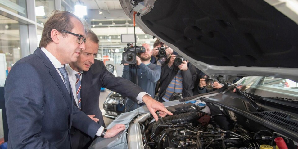 Tyska Transportministern Alexander Dobrint får en förevisning av Volkswagens chef Herbert Diess om den praktiska implementationer av olika lösningar i en av de ”drabbade” dieselmotorerna. Foto: Volkswagen Tyska Transportministern Alexander Dobrint får en förevisning av Volkswagens chef Herbert Diess om den praktiska implementationer av olika lösningar i en av de ”drabbade” dieselmotorerna. Foto: Volkswagen