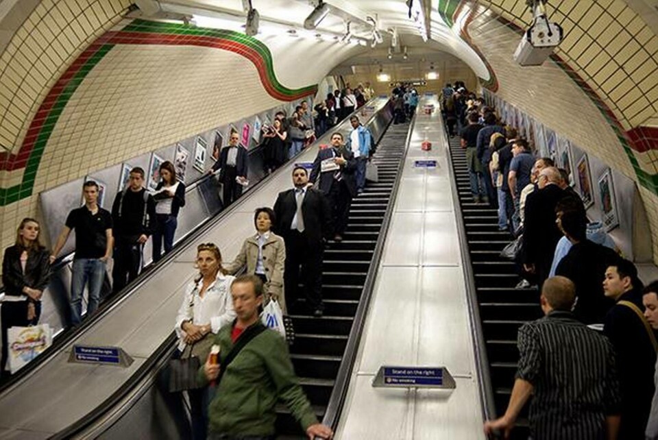 Om man inte får gå i rulltrappan kan även den vänstra vanligtvis tomma delen av trappan fyllas med resenärer. Foto: Alamy Om man inte får gå i rulltrappan kan även den vänstra vanligtvis tomma delen av trappan fyllas med resenärer. Foto: Alamy