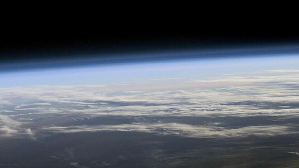 Jordens atmosfär sedd från rymden. Foto: Nasa