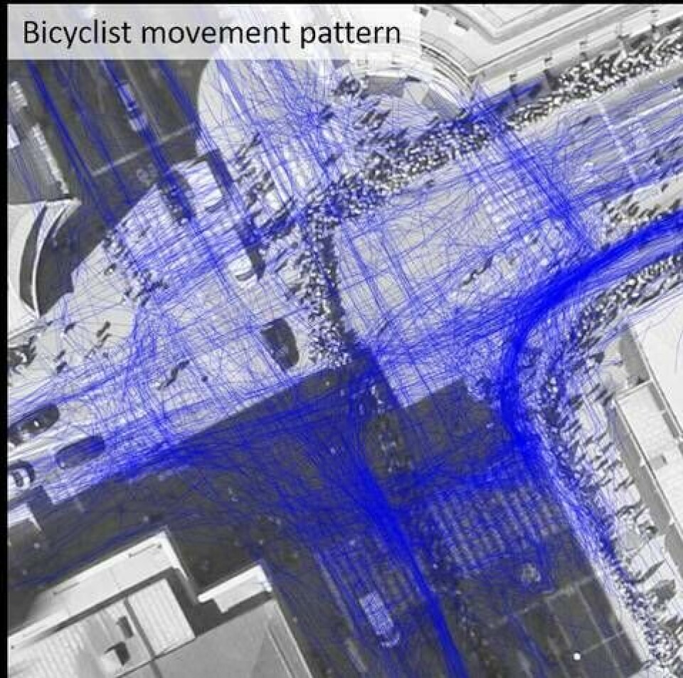 De blå strecken visar hur cyklister har tagit sig igenom en korsning. Informationen kan användas för att förbättra infrastukturen. Foto: Viscando Traffic Systems