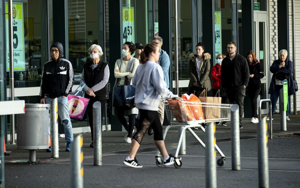 Människor köar utanför en livsmedelsbutik i Auckland. Foto: Dean Purcell/AP/TT Människor köar utanför en livsmedelsbutik i Auckland. Foto: Dean Purcell/AP/TT