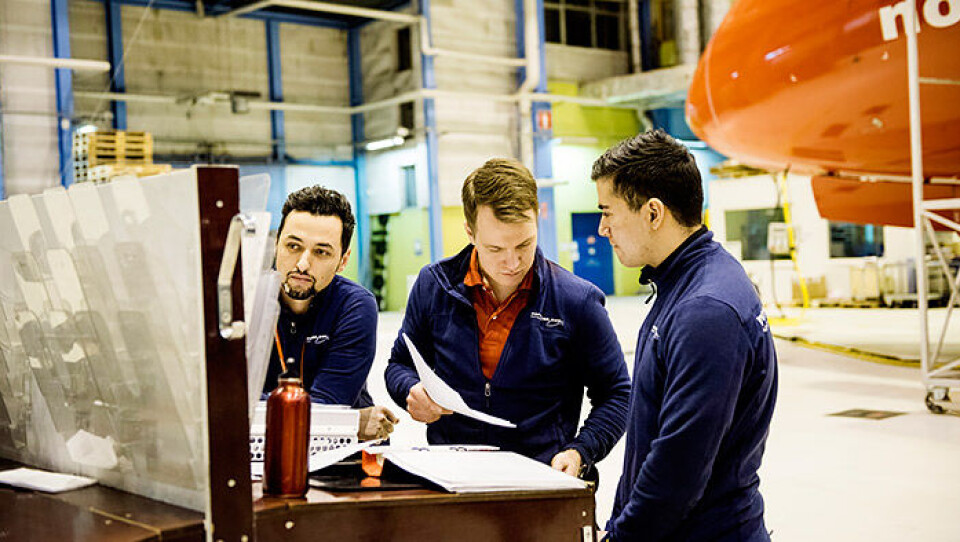 Flygteknikerna Betim Gurguri och Niclas Davidsson med praktikanten Andreas Andersson går igenom nattens arbete med Boeing 787-8 i Norwegians hangar på Arlanda. Foto: Patrik Lundin Flygteknikerna Betim Gurguri och Niclas Davidsson med praktikanten Andreas Andersson går igenom nattens arbete med Boeing 787-8 i Norwegians hangar på Arlanda. Foto: Patrik Lundin